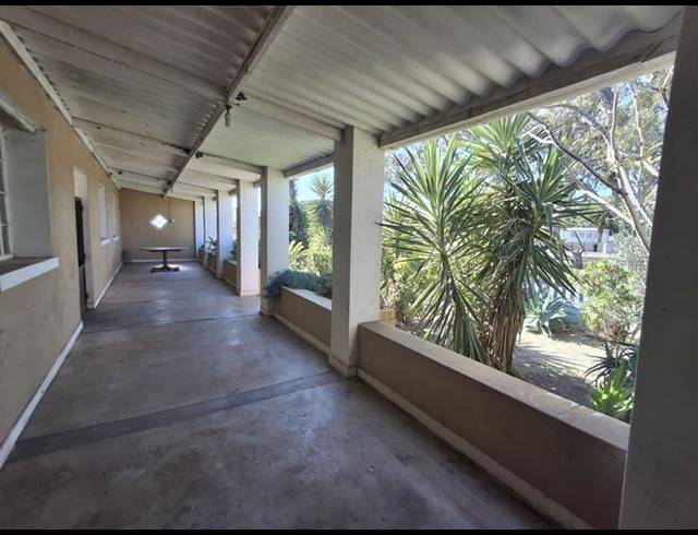 5 BEDROOM HOUSE FOR SALE IN STOMPNEUS BAY